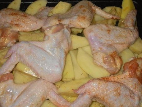 Крылышки с картошкой и сыром в духовке