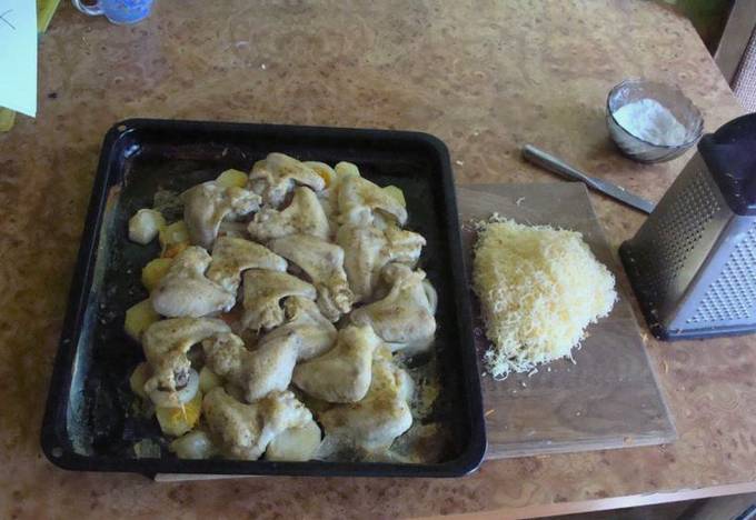 Крылышки с картошкой и овощами в духовке