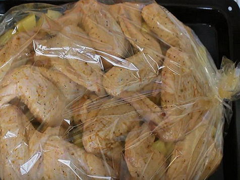 Картошка с крылышками в пакете для запекания