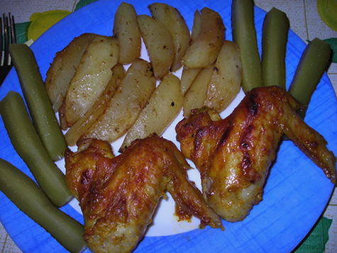 Куриные крылья с овощами в духовке