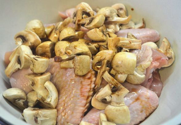 Крылышки с картошкой и грибами в духовке