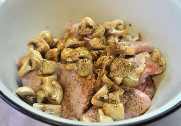 Крылышки с картошкой и грибами в духовке