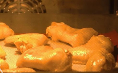 Крылышки в медово-соевом соусе с кунжутом в духовке