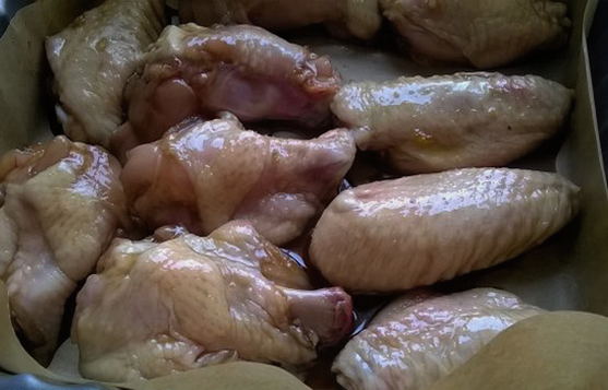 Куриные крылышки в медово-соевом соусе в духовке