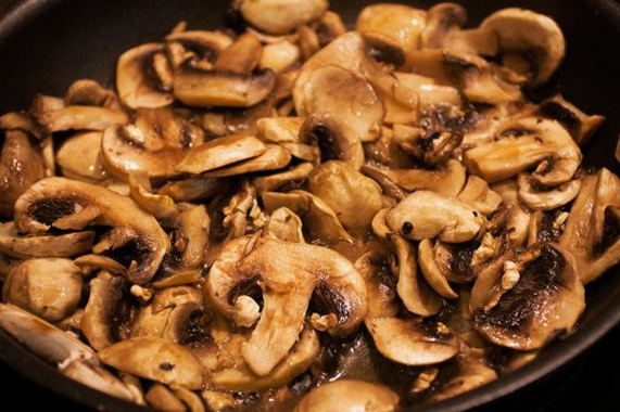 Куриная печень с грибами в сметанном соусе на сковороде