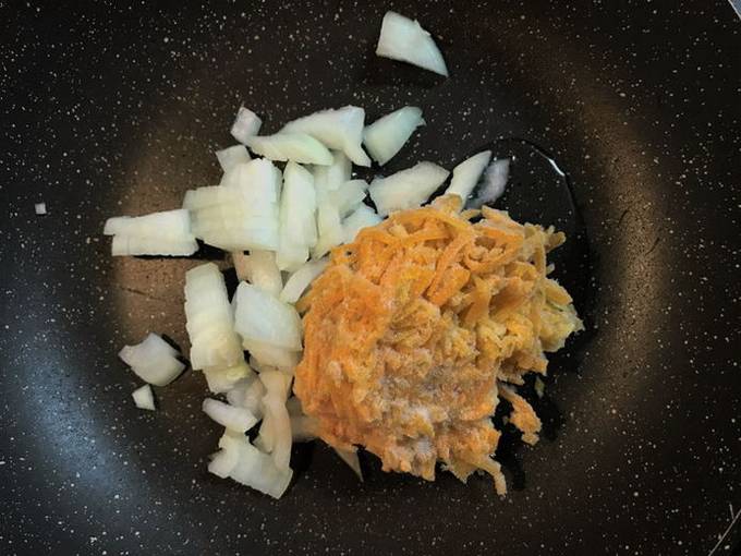 Куриная печень в майонезе с луком и морковью на сковороде