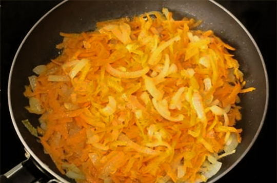 Куриная печень с луком и морковью с подливкой на сковороде