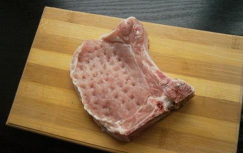 Кусок свинины на кости, запеченный в духовке