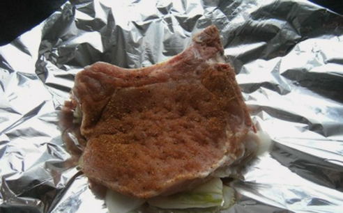 Кусок свинины на кости, запеченный в духовке