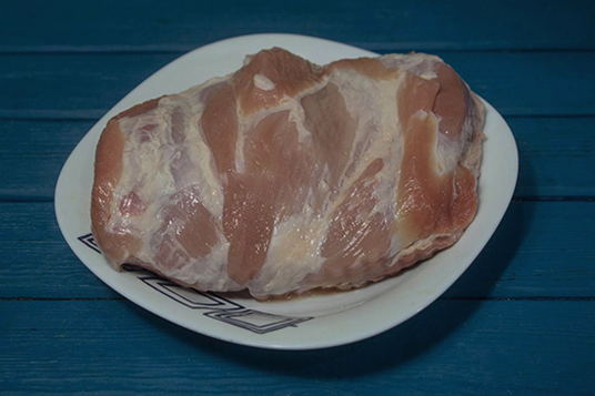 Свиной окорок куском в рукаве в духовке