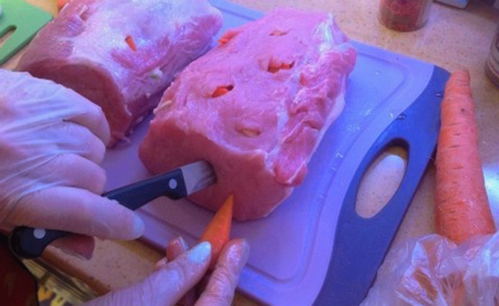 Кусок свинины с горчицей в рукаве в духовке