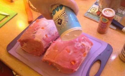 Кусок свинины с горчицей в рукаве в духовке