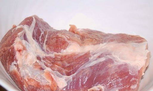 Большой кусок свинины, запеченный в рукаве в духовке