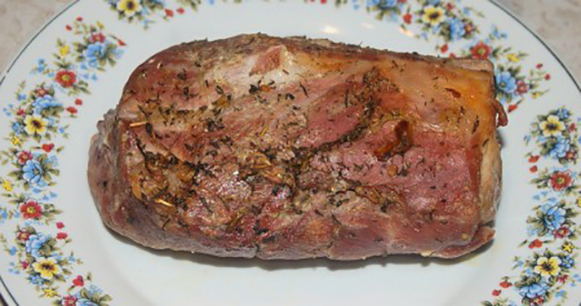 Большой кусок свинины, запеченный в рукаве в духовке