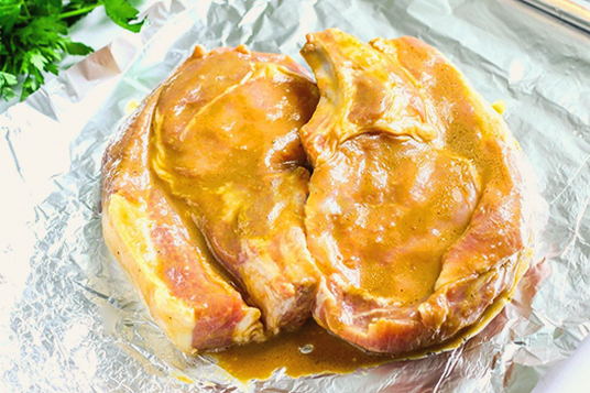 Свиная корейка куском в фольге в духовке - пошаговый рецепт приготовления