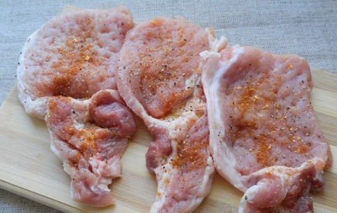 Кусок свинины с картошкой, запеченный в фольге в духовке