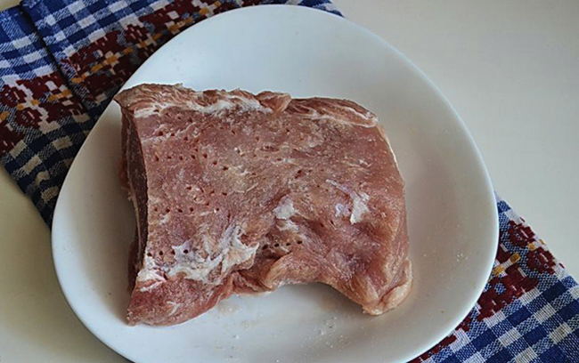 Кусок свинины в соевом соусе, запеченный в фольге в духовке
