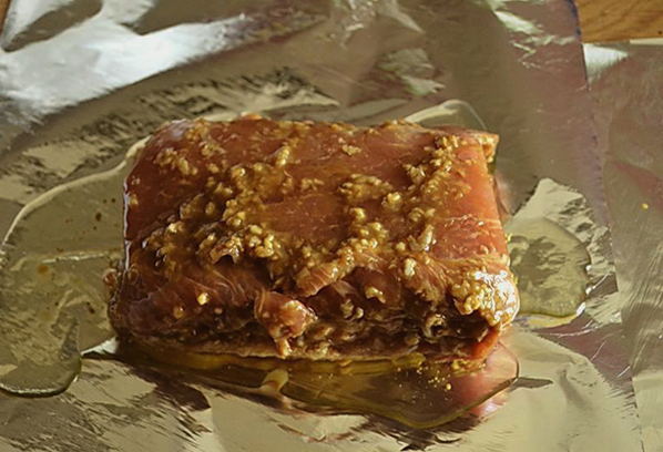 Кусок свинины в соевом соусе, запеченный в фольге в духовке