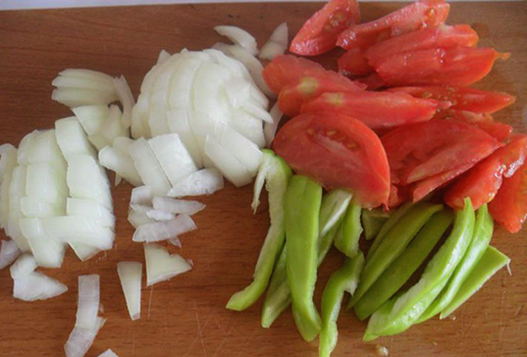 Свинина кусочками с овощами на сковороде