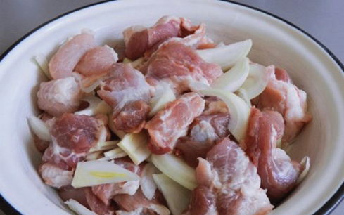 Кусочки свинины с соевым соусом на сковороде