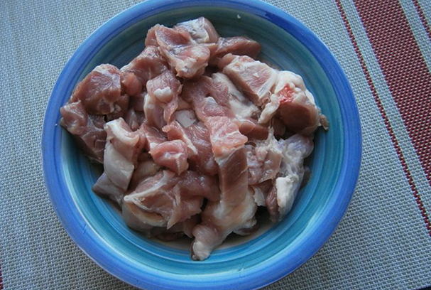 Мясо свинины, тушеное кусочками на сковороде