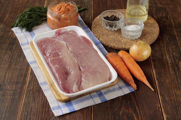 Свинина кусочками с луком и морковью на сковороде