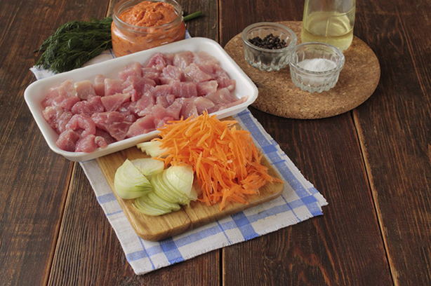 Свинина кусочками с луком и морковью на сковороде