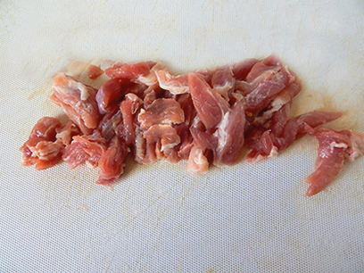 Кусочки свинины с подливкой на сковороде