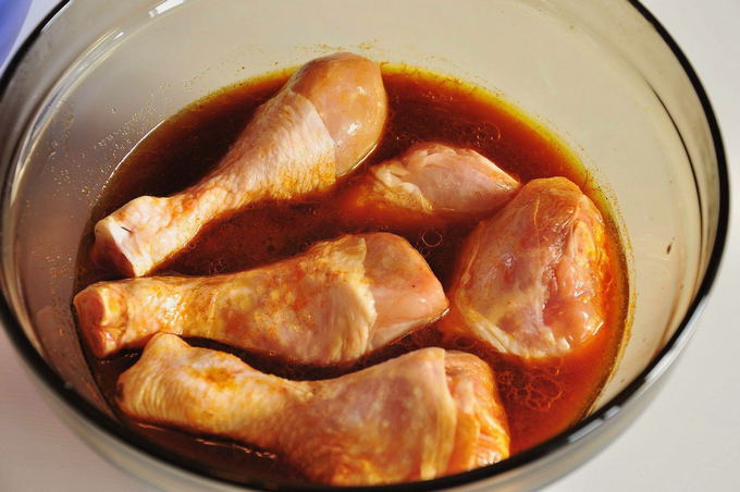 Куриные ножки в медово-соевом соусе на сковороде