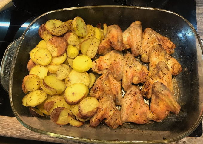 Куриные крылья с картошкой и луком в духовке