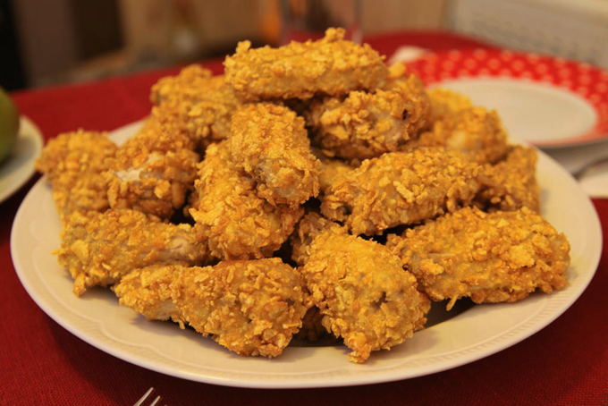Белькович показал рецепт куриных крылышек как в KFC