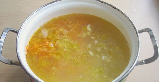 Куриный суп с клецками и грибами