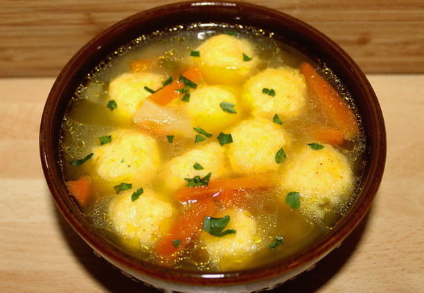 Суп с сырными клецками на курином бульоне