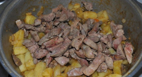 Картошка тушеная с куриными сердечками и печенью