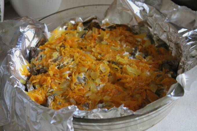 Куриная печень с луком и морковью в духовке