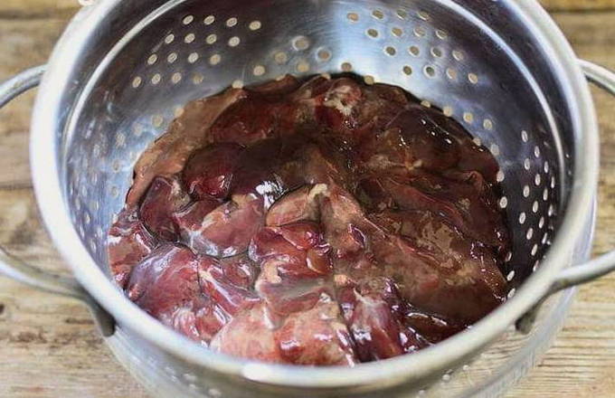 Рецепт жареной говяжьей печени в сметанном соусе