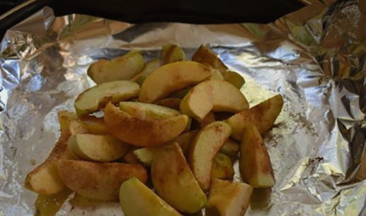 Кусочки тыквы с яблоками, с медом и корицей в духовке