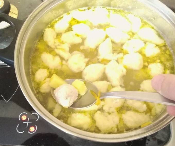 Куриный суп с клецками и фрикадельками