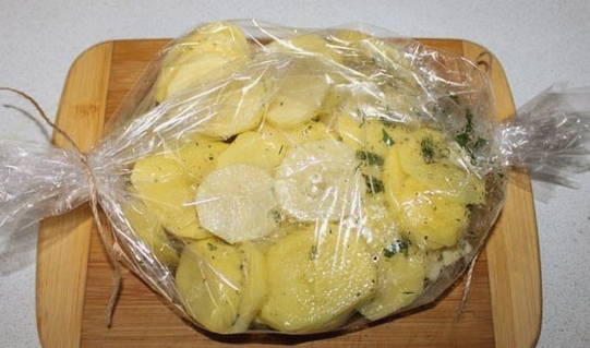 Говядина куском с картошкой запеченная в духовке