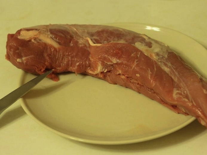 Свиная вырезка кусочками на сковороде