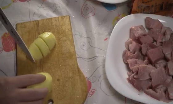 Свинина кусочками с картошкой в рукаве в духовке