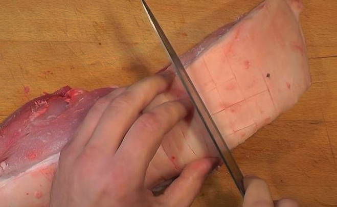 Как запечь свинину целым куском в духовке