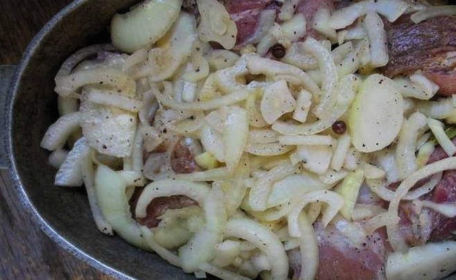 Свинина, запеченная в духовке с помидорами и сыром