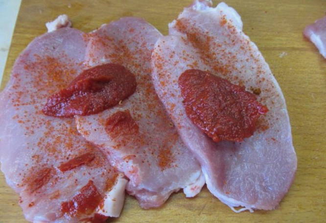 Кусочки свинины в сметане в духовке
