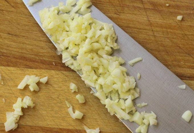 Тыква кусочками с чесноком и сыром в духовке