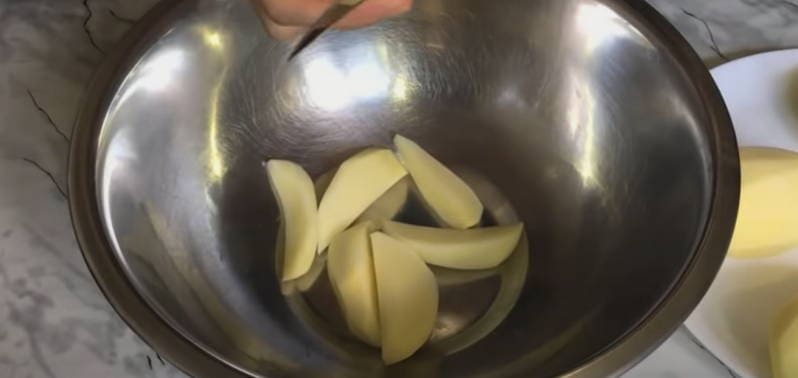 Дольки картошки в рукаве в духовке