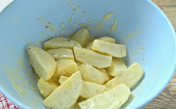 Дольки картошки с майонезом, запеченные в духовке