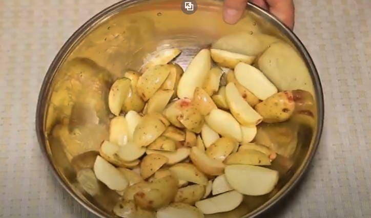 Картошка дольками в духовке с чесноком и сыром