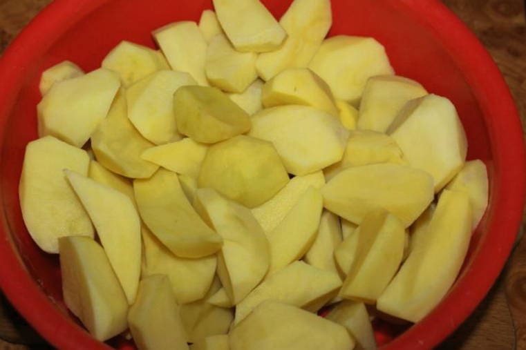 Картошка дольками в духовке с чесноком в рукаве