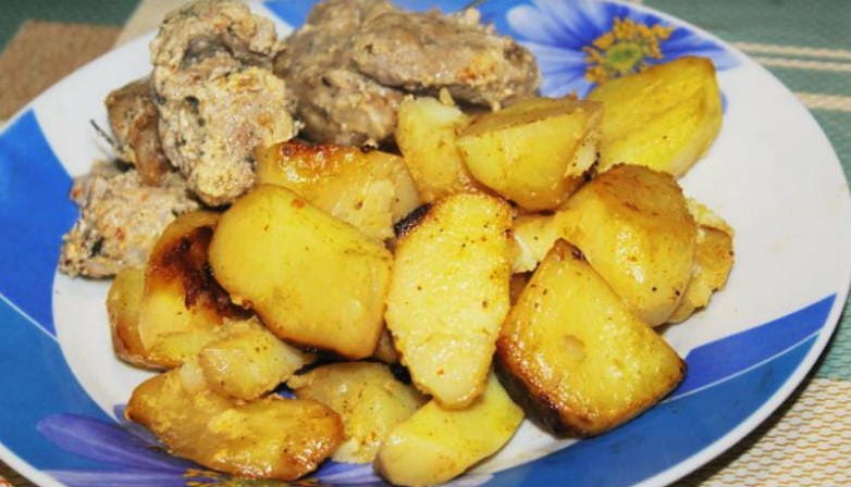 Картошка по-деревенски с курицей в духовке